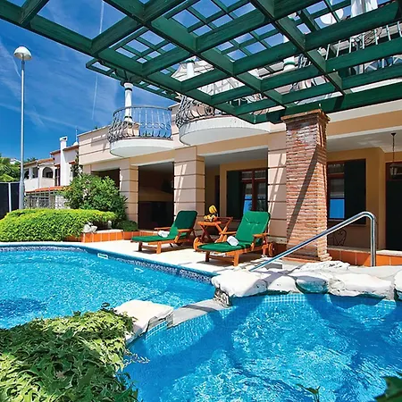 Vikendica Lovely In With Outdoor Swimming Pool *