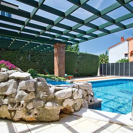 Vikendica Lovely In With Outdoor Swimming Pool Porec