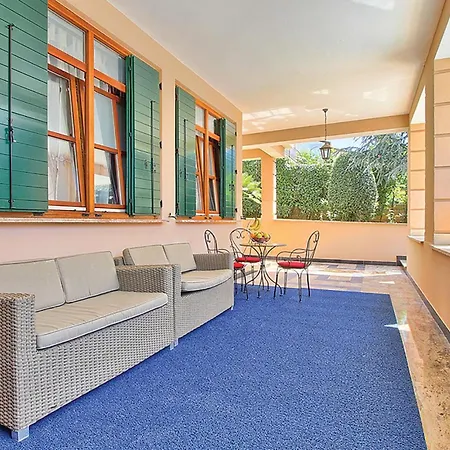 Lovely In With Outdoor Swimming Pool Vikendica *